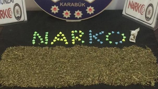 Karabük'te polisi görünce arabanın camından attılar