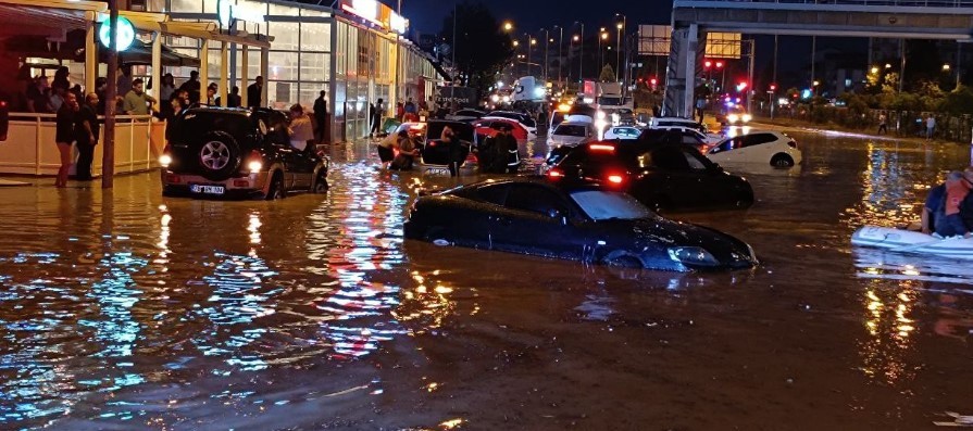 Karabük'te sağanak hayatı felç etti! Yollar göle döndü!