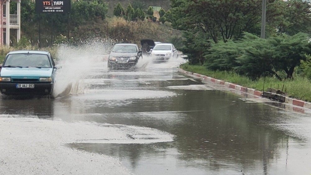 Karabük’te sağanak yağmur yolları göle çevirdi 