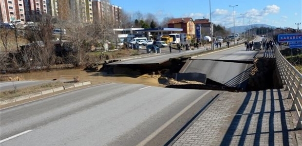 Karabük'te sel karayolunu çökertti!