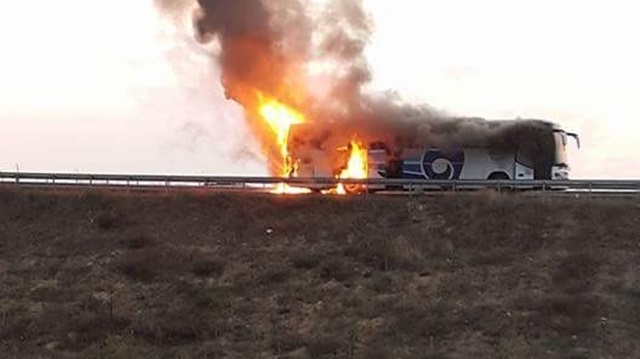 Karabük'te seyir halindeki yolcu otobüsü alev alev yandı