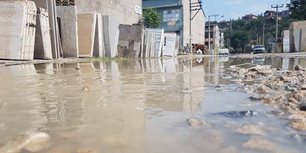 Karabük'te su borusu patladı