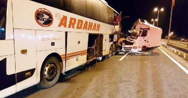 Şişli’de taksi tur otobüsüne çarptı