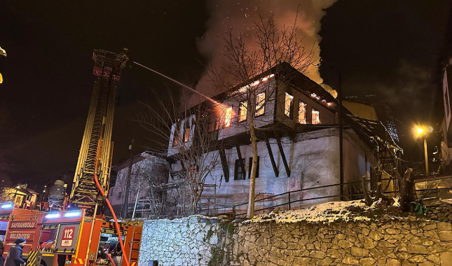 Karabük’te tarihi konak cayır cayır yandı! 150 yıllık konak küle döndü