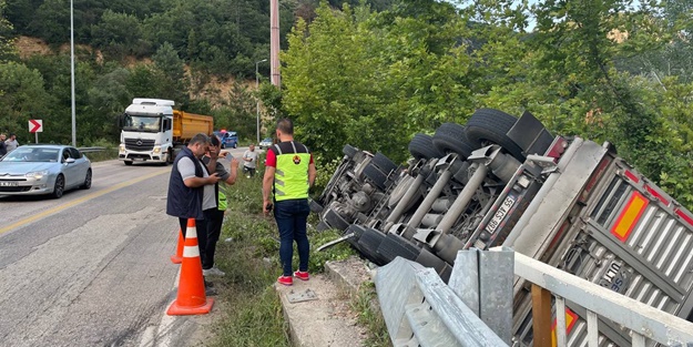 Karabük'te tır devrildi
