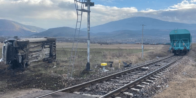 Karabük'te tren hafif ticari araca çarptı