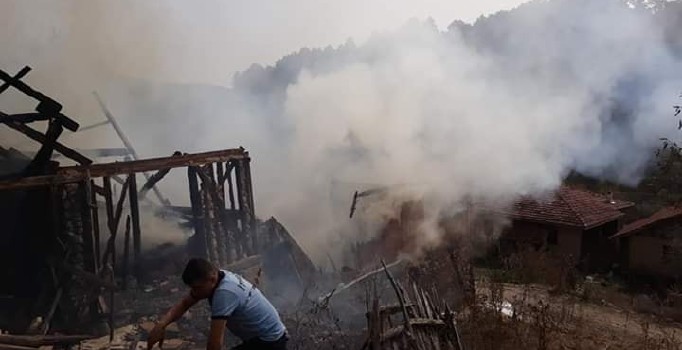 Karabük'ün Eskipazar ilçesinde 2 ev alevlere teslim oldu