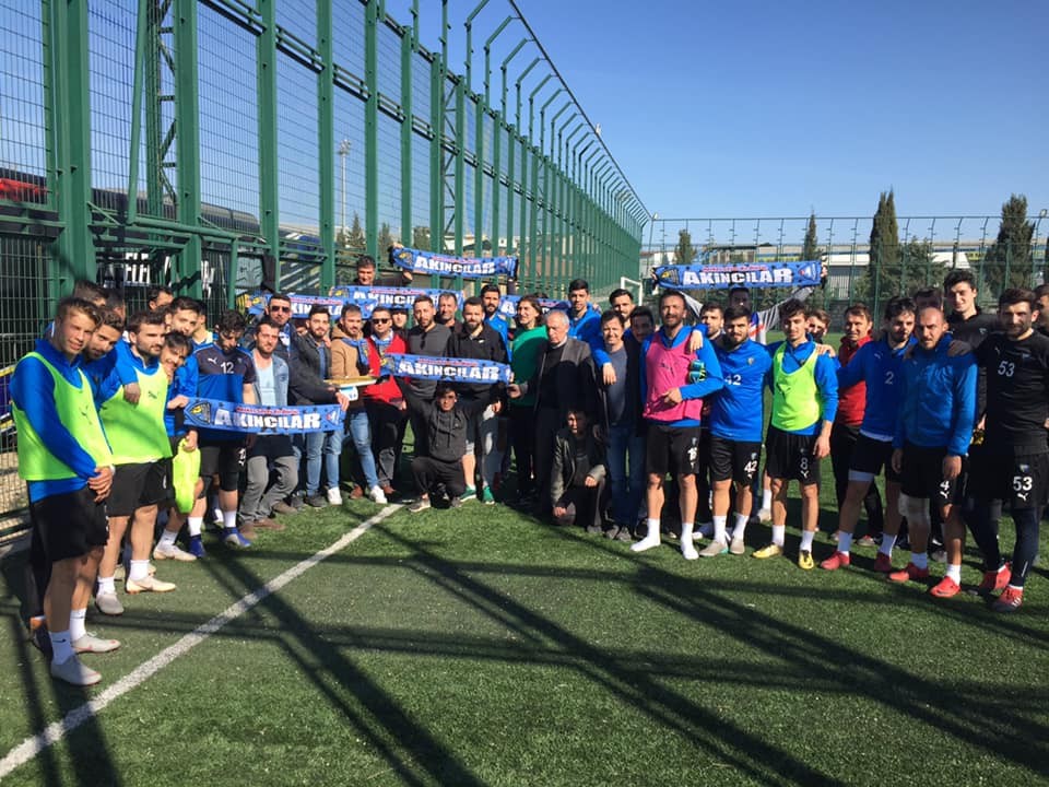 Karacabey Belediyespor taraftarından baklavalı destek 