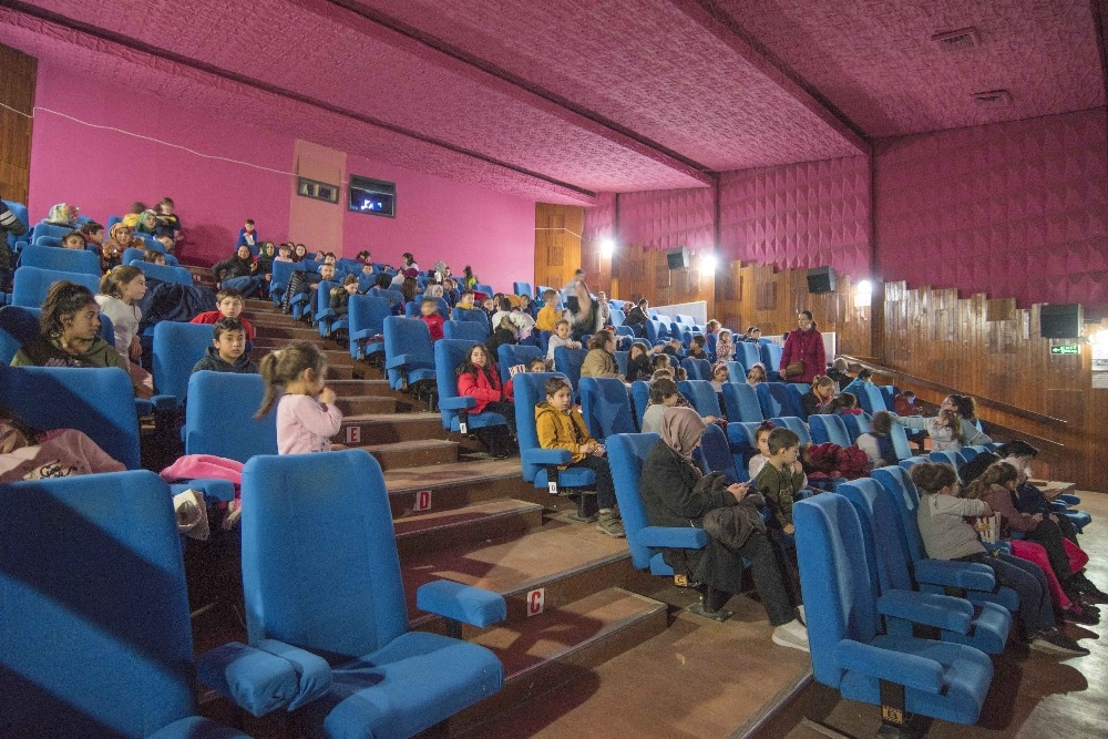 Karacabey’de binlerce öğrenci sinemaya koştu 