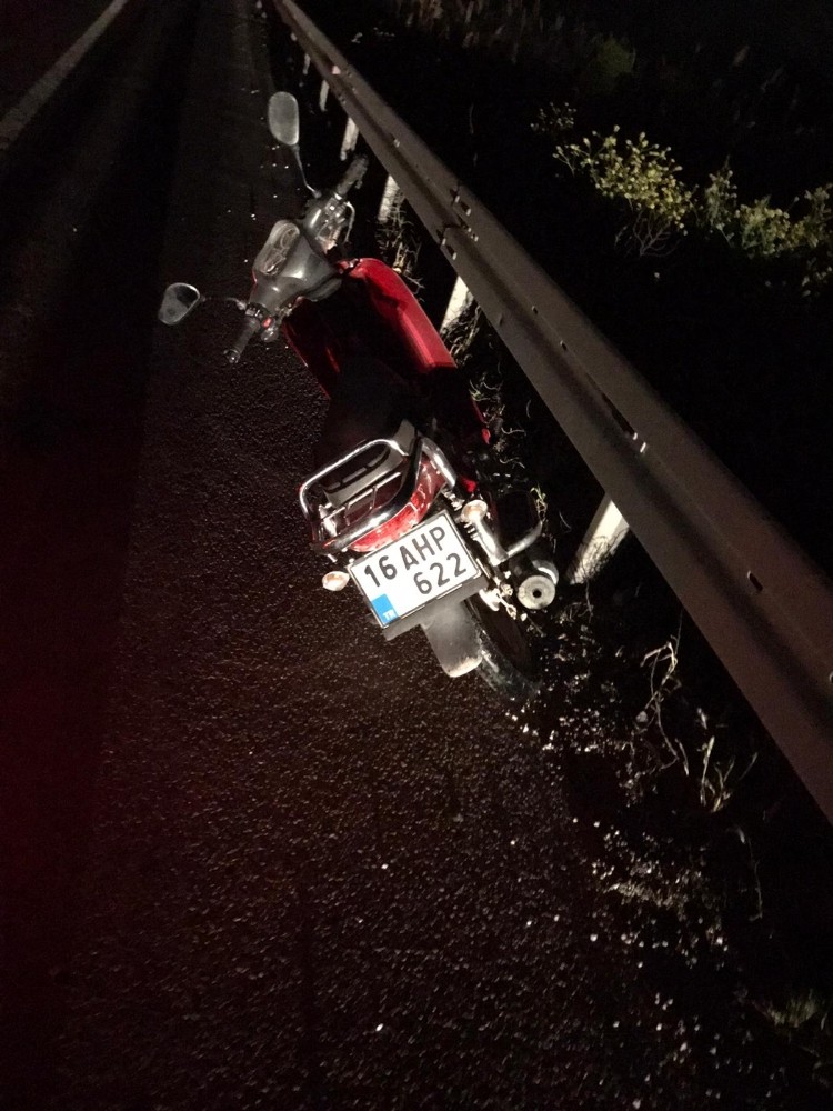 Karacabey’de çalıntı motorla kaza yaptı 