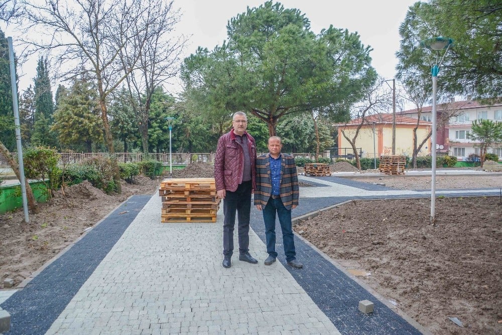 Karacabey’de park, bahçe ve refüjlerde bakım çalışmaları sürüyor 