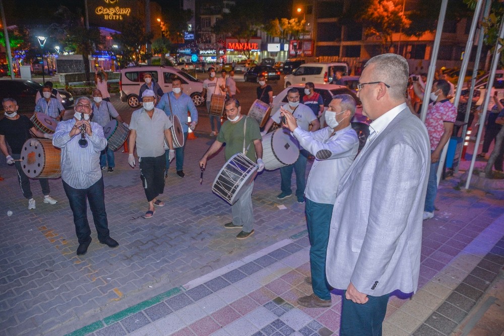 Karacabey’de Ramazan davulcuları, alınan önlemlerle gelenekleri yaşattı 