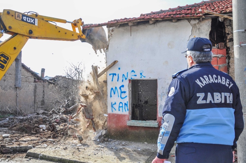 Karacabey’de tehlike arz eden metruk binalar yıkılıyor 