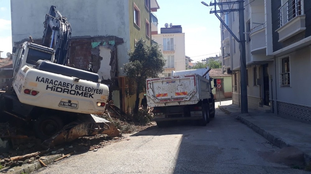 Karacabey’de yıkılan metruk binalar, otopark için fırsata dönüşüyor 