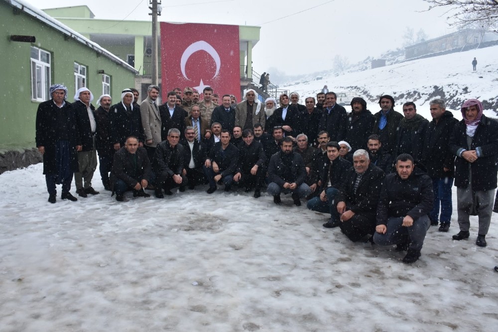 Karacadağ zirvesinde kar altında muhtarlarla buluşma 