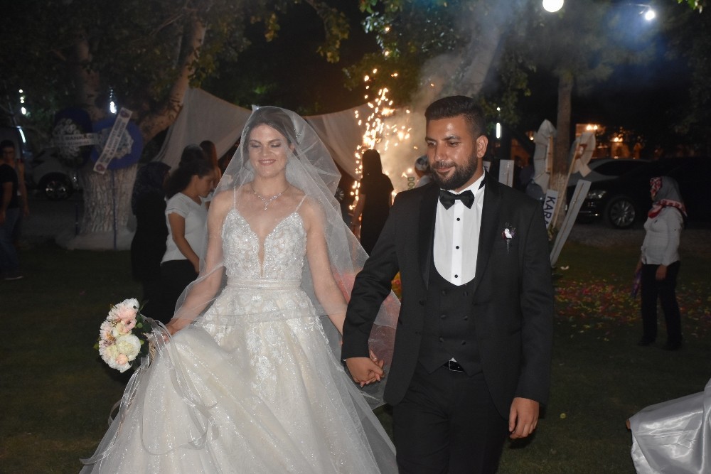 Karacasu Kaymakamı oğlunu evlendirdi 