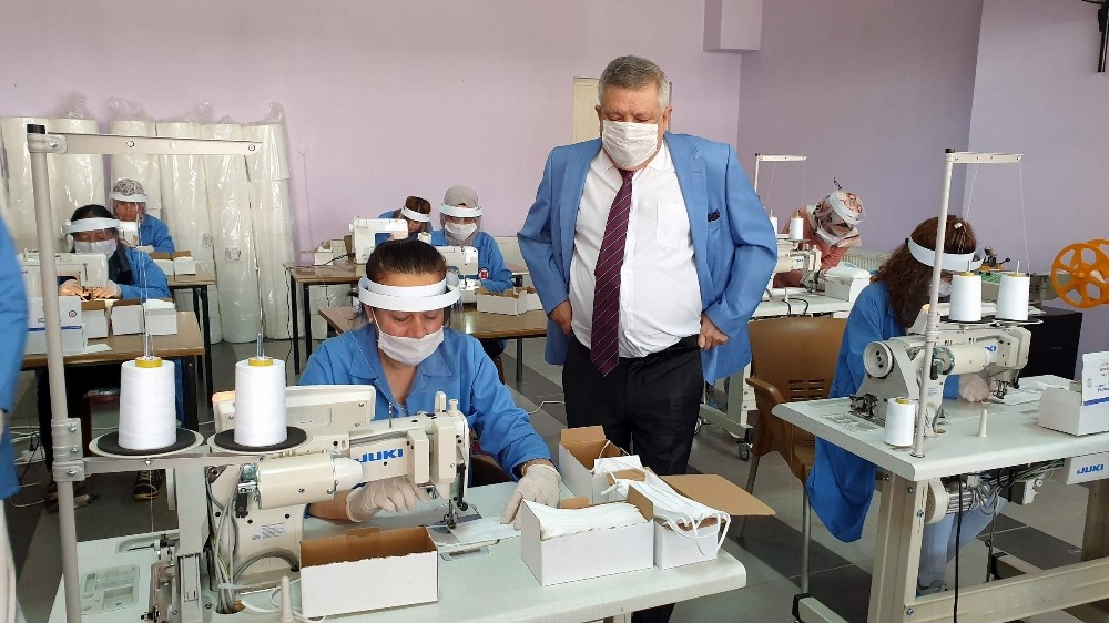 Karacasulu kadınlar kaymakamlık öncülüğünde maske üretiyor 