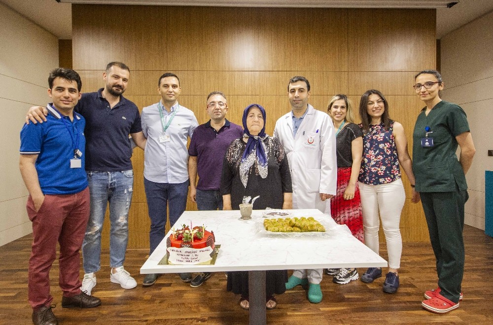 Karaciğer nakliyle başlayan yeni hayatının 1. yaşını kutladı 