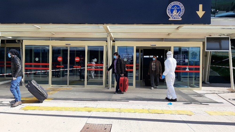 Karadağ’dan 3 uçakla gelen 492 kişi 14 günlük karantinaya alındı 