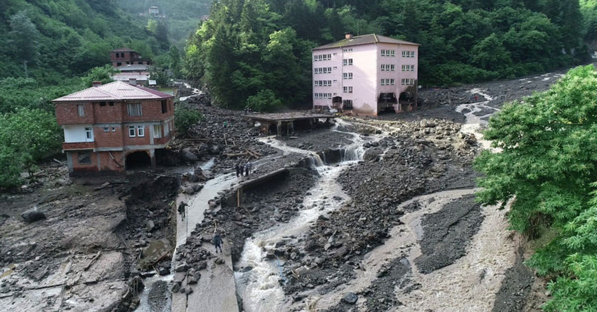 Karadeniz dikkat Meteoroloji’den önemli uyarı… 9 il için sel, yıldırım, heyelan alarmı!