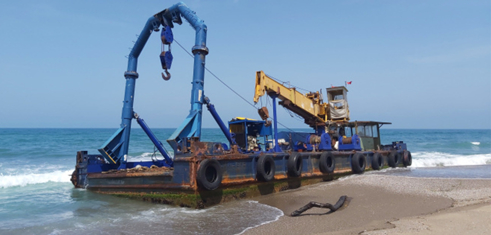 Karadeniz kıyısına 300 tonluk vinçli duba oturdu