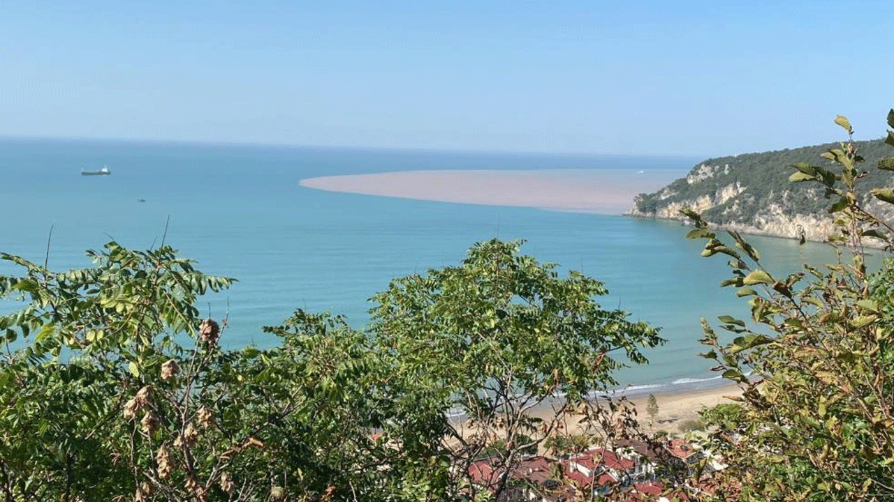 Karadeniz korkuttu! Rengi kırmızıya döndü