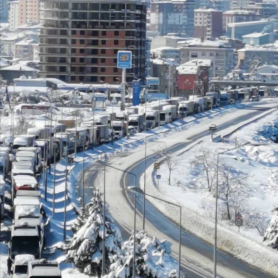 Karadeniz Sahil Yolu tırların geçişine açıldı 