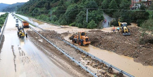 Karadeniz Sahil Yolu ulaşıma kapatıldı!