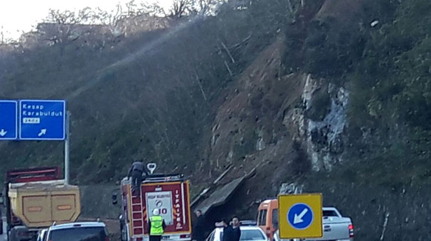 Karadeniz Sahil Yolu'nda heyelan meydana geldi
