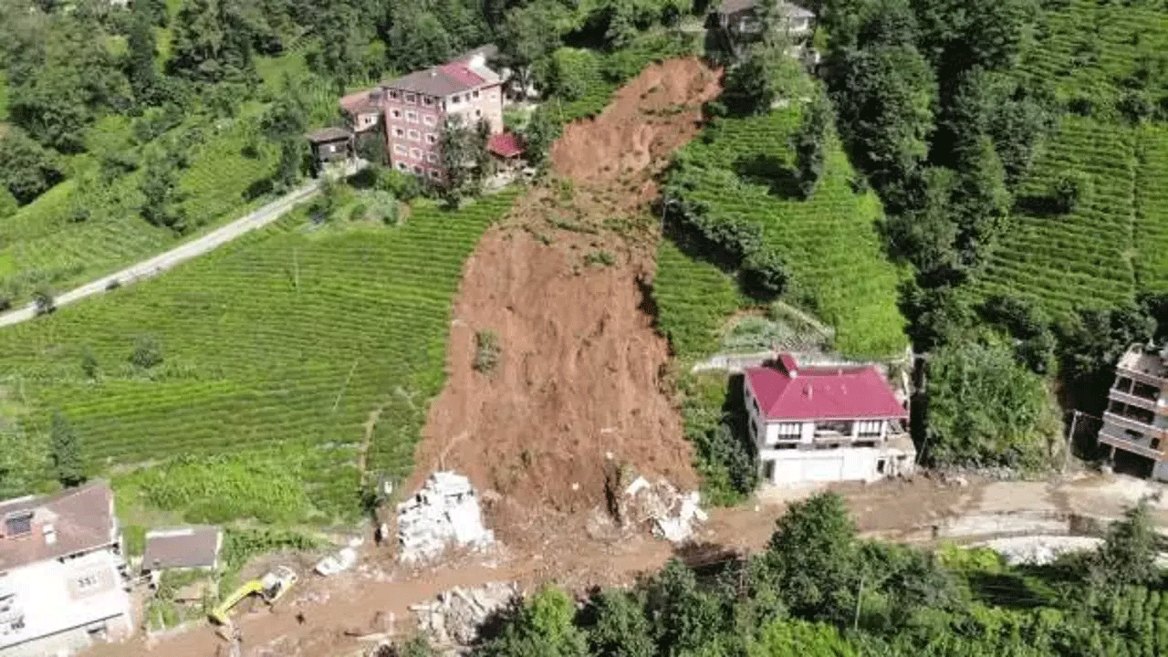 Karadeniz Sahil Yolu'nda heyelan tehlikesi