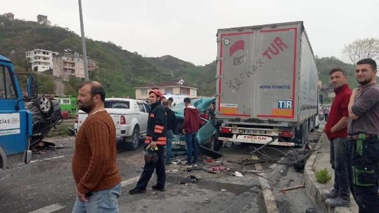 Karadeniz Sahil Yolu'nda zincirleme kaza: 1 kişi hayatını kaybetti