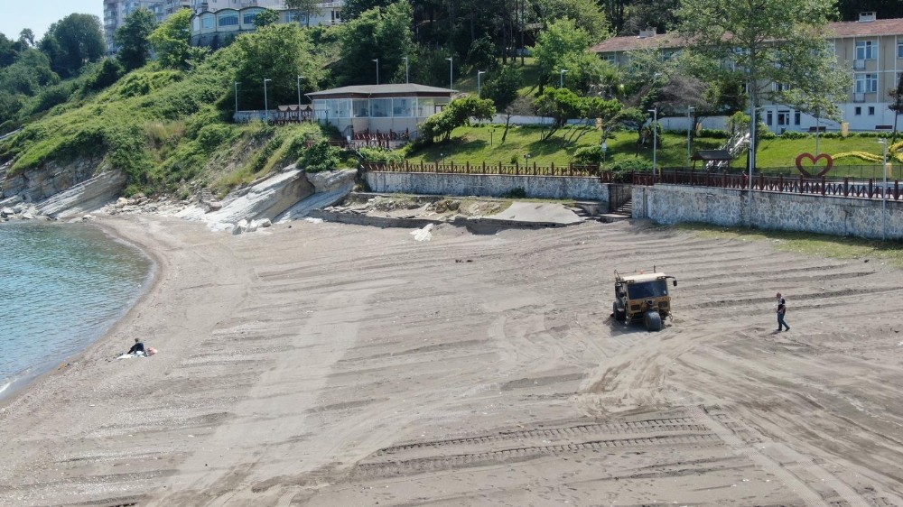 Karadeniz sahilleri kum temizleme aracı ile temizleniyor 