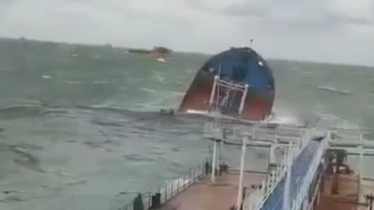 Karadeniz’de alarm! Petrol sızıntısı dehşete düşürdü: Rus tankerleri battı