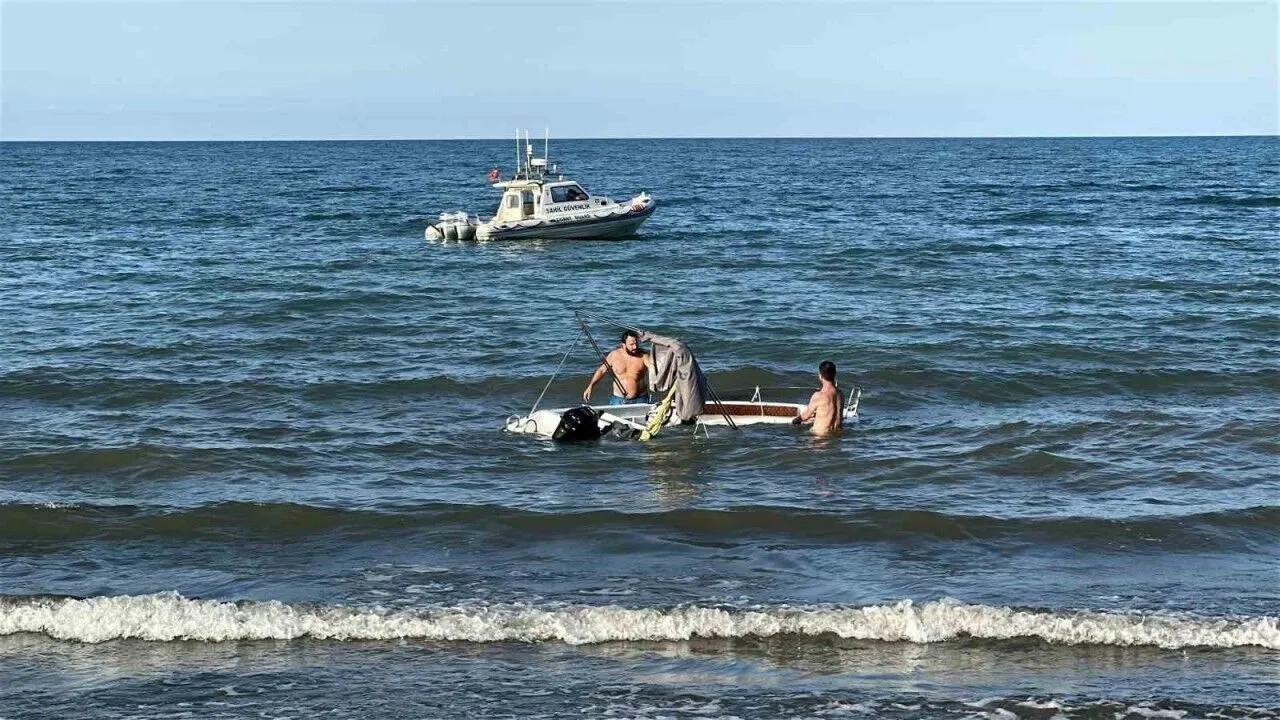 Karadeniz’de can pazarı! Alabora olan teknedeki 5 kişi denize düştü
