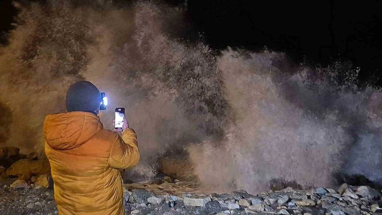 Karadeniz’de dev dalgalar! 8 metreye ulaştılar