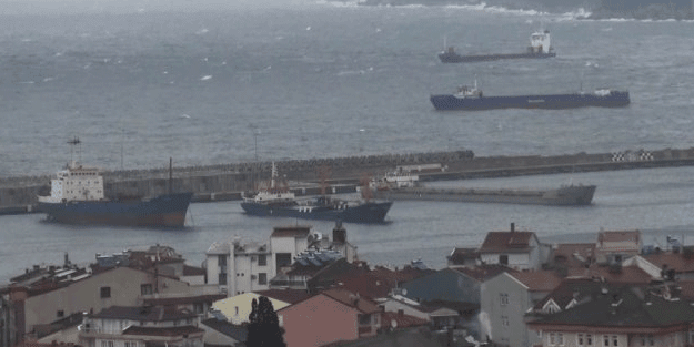 Karadeniz'de etkili oluyor! Gemiler Bartın'a sığındı