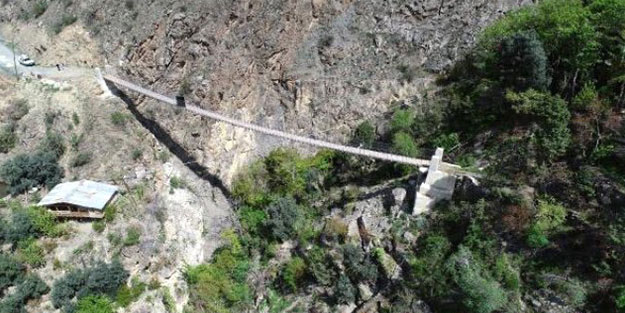 Karadeniz'de fıkra gibi olay! Mahallenin tek bir girişi var, kapının anahtarını 3 kişi taşıyor
