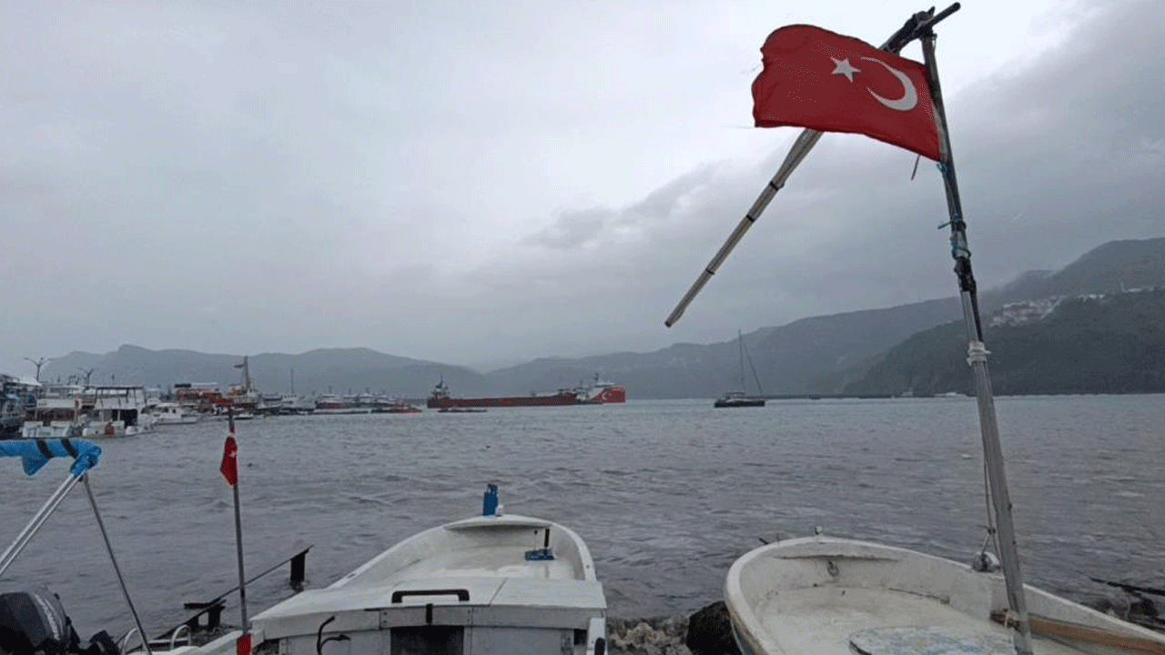 Karadeniz'de fırtına! Oruç Reis, Amasra limanına sığındı