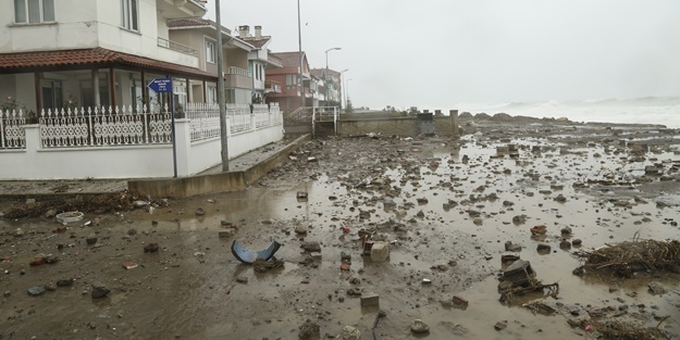 Karadeniz'de fırtına sahil şeridinde zarar verdi