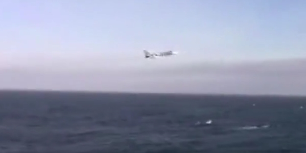 Karadeniz'de gergin anlar! Savaş uçağından ABD gemisine göz dağı