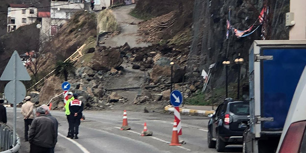 Karadeniz'de heyelan! Karayolu ulaşıma kapandı