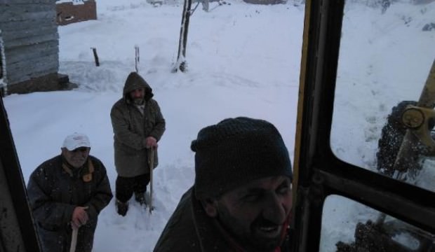 Karadeniz'de mahsur kalan 10 kişi kurtarıldı