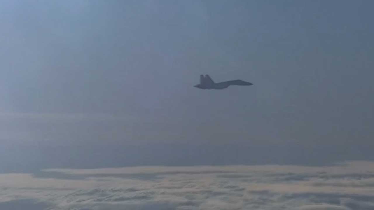 Karadeniz'de neler oluyor? Savaş uçakları ve bombardıman uçakları uçuş gerçekleştiriyor