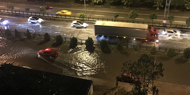 Karadeniz'de sağanak, hayatı olumsuz etkiledi