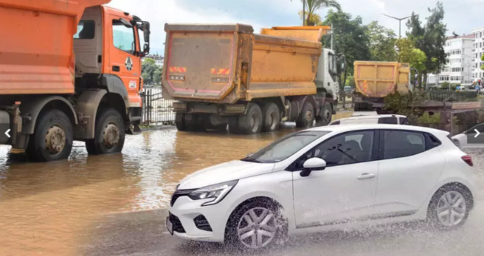 Karadeniz'de sel felaketi! Birçok kentte dereler taştı, yollar göle döndü