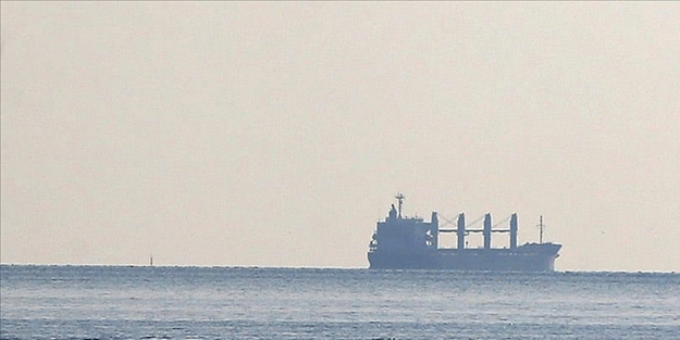 Karadeniz'de sıcak dakikalar! Rusya'dan Ukrayna’daki limana giden kargo gemisine uyarı atışı