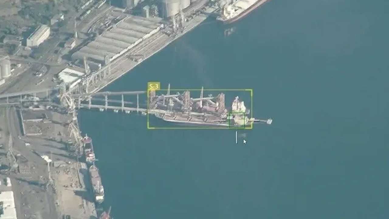 Karadeniz'de sıcak saatler! Gemi vuruldu