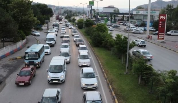 Karadeniz'den dönen tatilciler Karabük'te trafik oluşturdu