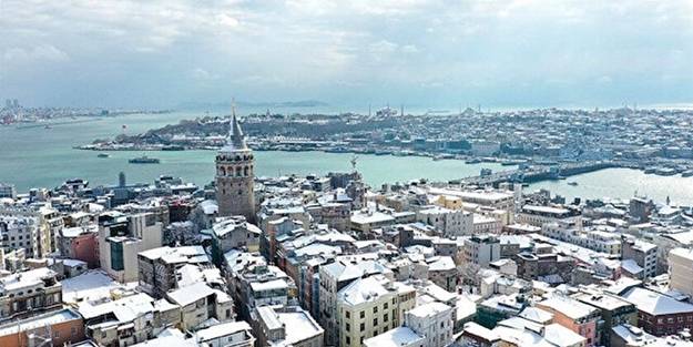 Karadeniz'den nem topladı İstanbul'a kar bıraktı