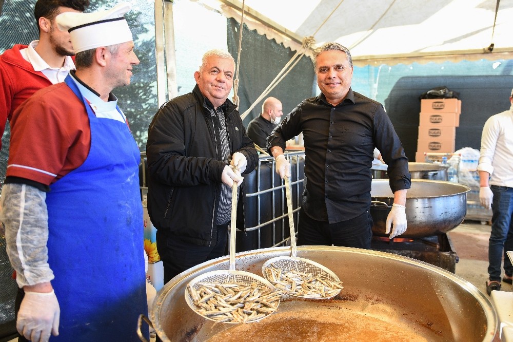 Karadenizliler buluşmasında 1 ton hamsi dağıtıldı 